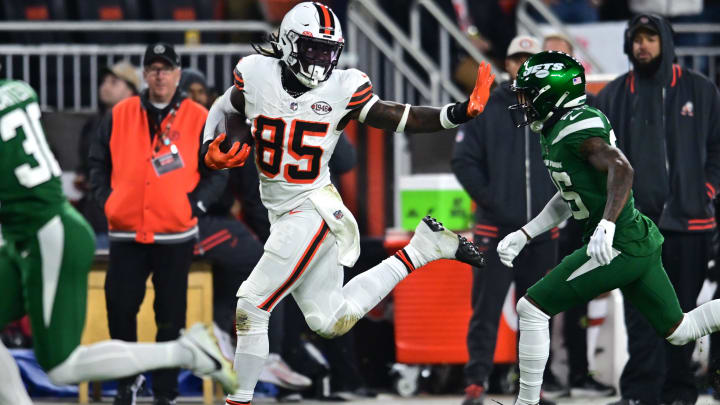 Dec 28, 2023; Cleveland, Ohio, USA; Cleveland Browns tight end David Njoku (85) runs with the ball after a catch against the New York Jets during the first half at Cleveland Browns Stadium. Mandatory Credit: Ken Blaze-USA TODAY Sports Dec 28, 2023; Cleveland, Ohio, USA; Cleveland Browns tight end David Njoku (85) runs with the ball after a catch against the New York Jets during the first half at Cleveland Browns Stadium. Mandatory Credit: Ken Blaze-USA TODAY Sports