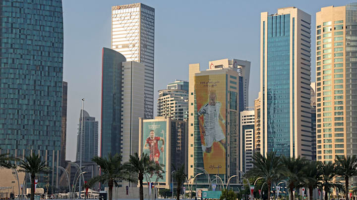 Die katarischen Wolkenkratzer mit den Porträts der voraussichtlichen WM-Stars