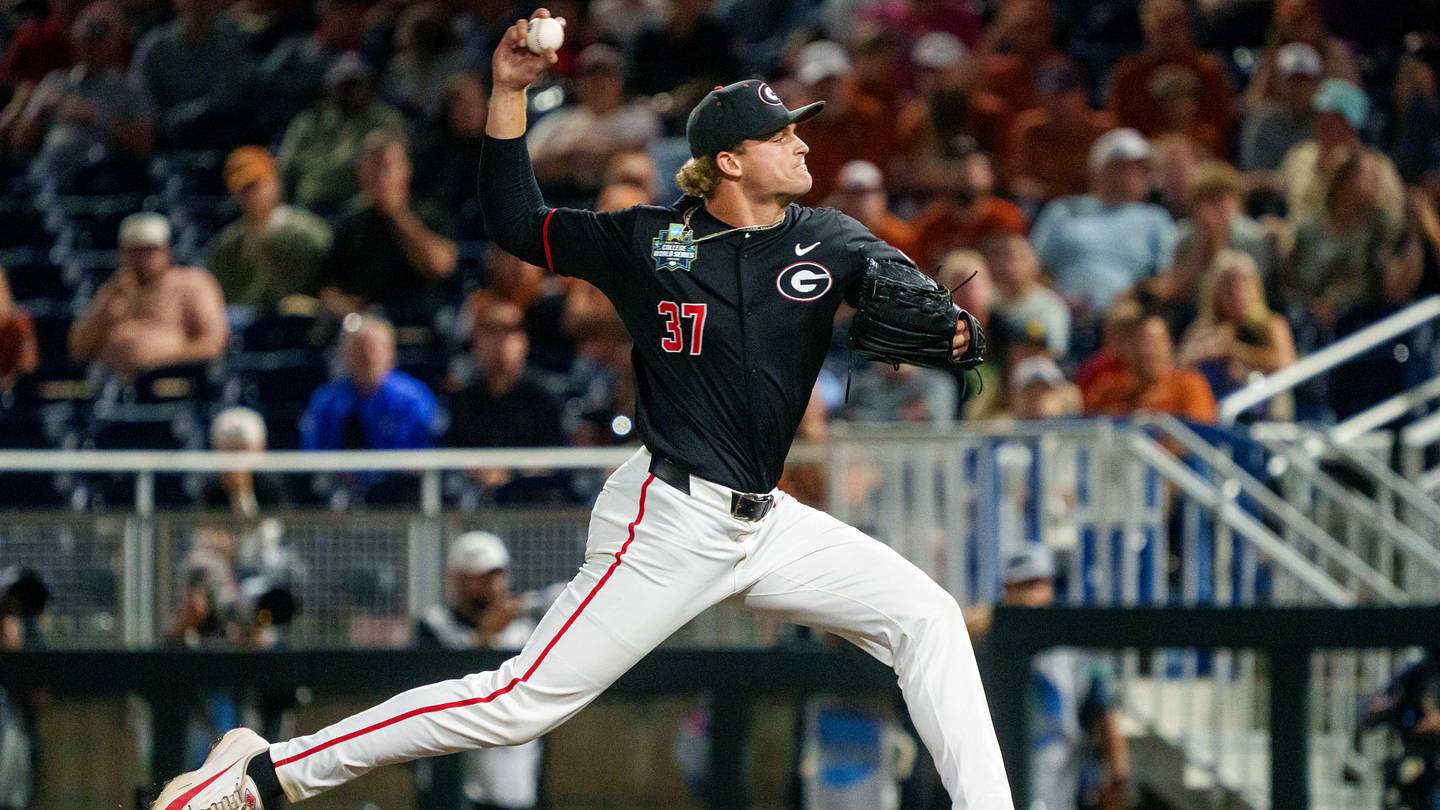 Georgia made Texas fans regret their life choices after dominant CWS victory