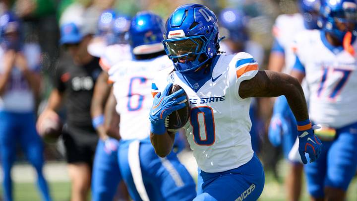 Boise State Broncos running back Dylan Riley (0) warms up before a game against the Oregon Ducks at Autzen Stadium.