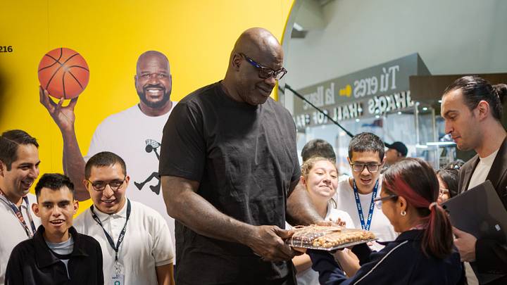 Shaquille O'Neal recibe galletas de aficionados mexicanos Shaquille O'Neal recibe galletas de aficionados mexicanos