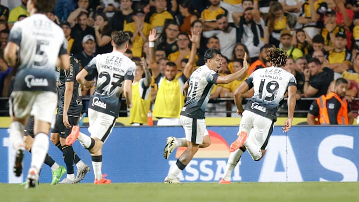 Corinthians venceu o Criciúma, de virada, por 4 a 2