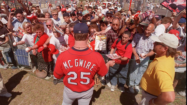 JUPITER;3/1/99:  Mark McGwire signs autographs for hordes of enthusiastic fans at spring training camp at Roger Dean Stadium.  Palm Beach Post Staff Photo by Lannis Waters  40 p x 4.28 inches deep; dti; B/w; for page 5c; 3/3

990303 Mcgwire