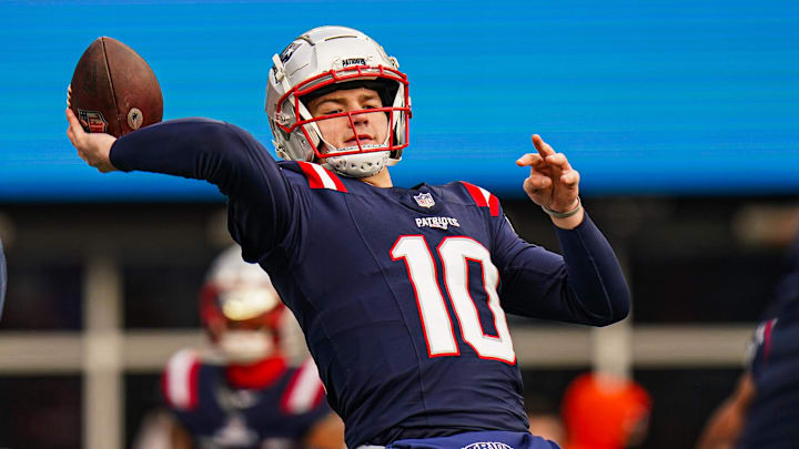 Jan 5, 2025; Foxborough, Massachusetts, USA; New England Patriots quarterback Drake Maye (10) warms up before the start of the game against the Buffalo Bills at Gillette Stadium. Mandatory Credit: David Butler II-Imagn Images Jan 5, 2025; Foxborough, Massachusetts, USA; New England Patriots quarterback Drake Maye (10) warms up before the start of the game against the Buffalo Bills at Gillette Stadium. Mandatory Credit: David Butler II-Imagn Images