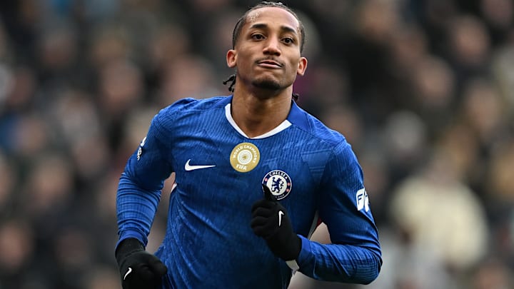 Chelsea, de João Pedro, enfrenta o Aston Villa