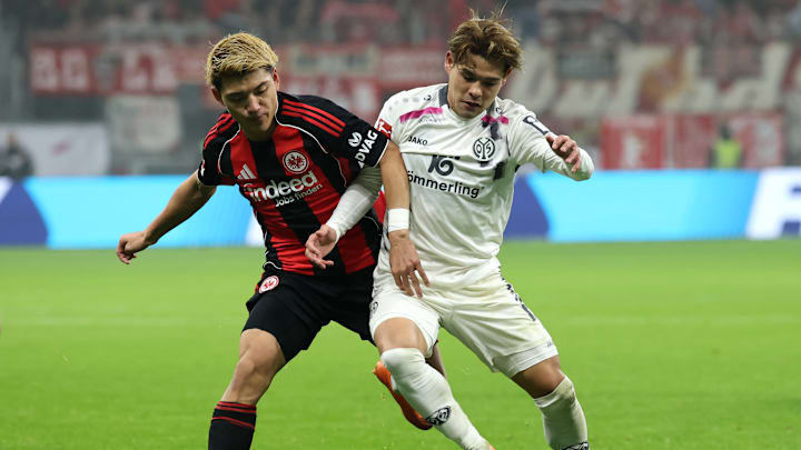 Kaishu Sano im Zweikampf mit Frankfurts Ritsu Doan