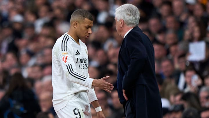 Remplacé à la 70e minute, Kylian Mbappe avait la tête baissé au moment de sortir.