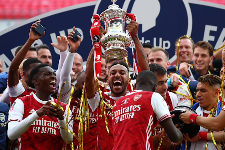 ปิแอร์-เอเมอริก โอบาเมยัง ยกถ้วยรางวัลเอฟเอคัพให้กับอาร์เซนอลในปี 2020