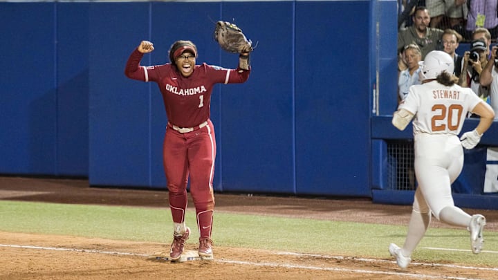 Oklahoma Sooners first baseman Cydney Sanders
