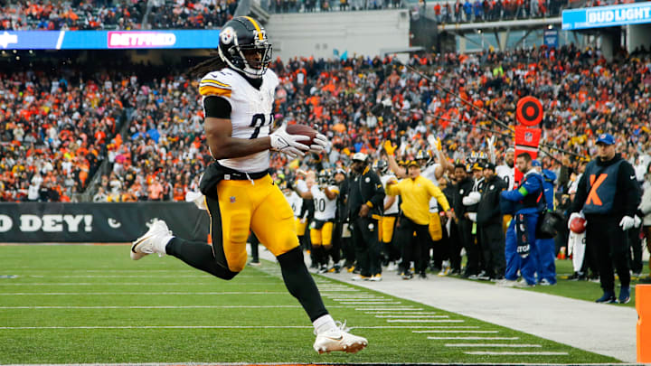 Nov 26, 2023; Cincinnati, Ohio, USA;  Pittsburgh Steelers running back Najee Harris (22) runs