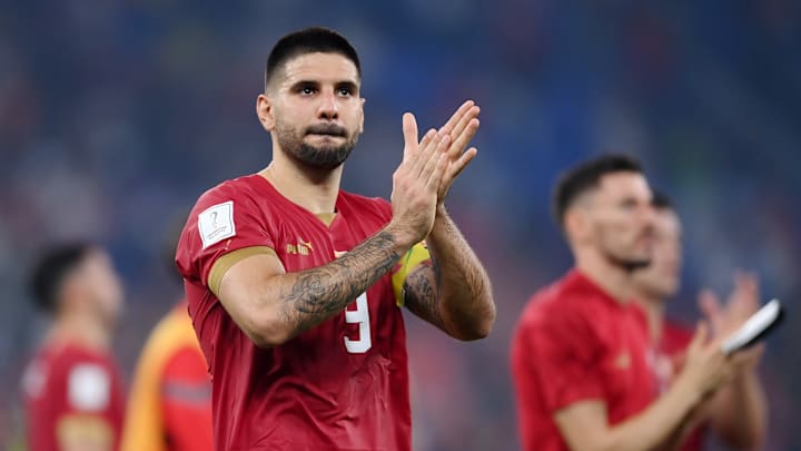 Aleksandar Mitrovic a eu le droit à un très bel accueil des fans serbes. Aleksandar Mitrovic a eu le droit à un très bel accueil des fans serbes.