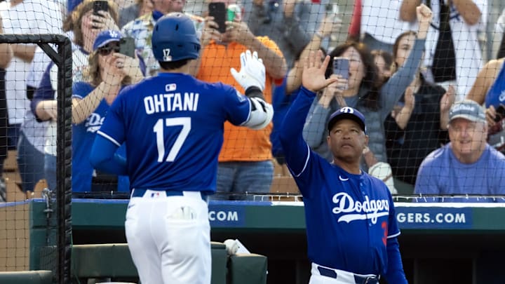 Ohtani celebrates with Roberts. 