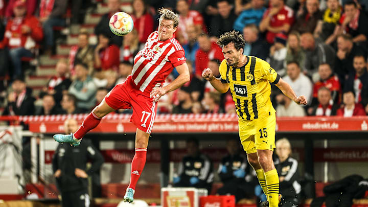 Klärt den Ball vor Kevin Behrens: Mats Hummels (r.) Klärt den Ball vor Kevin Behrens: Mats Hummels (r.)