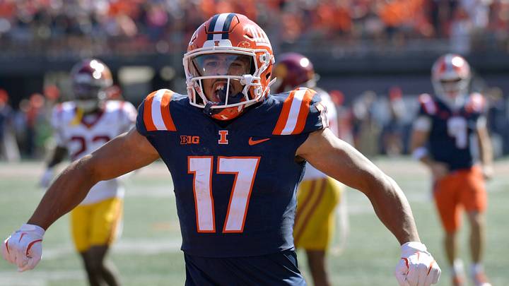 Sep 27, 2025; Champaign, Illinois, USA; Illinois Fighting Illini wide receiver Collin Dixon (17) reacts after a catch and run during the second half against the Southern California Trojans at Memorial Stadium. Mandatory Credit: Ron Johnson-Imagn Images Sep 27, 2025; Champaign, Illinois, USA; Illinois Fighting Illini wide receiver Collin Dixon (17) reacts after a catch and run during the second half against the Southern California Trojans at Memorial Stadium. Mandatory Credit: Ron Johnson-Imagn Images