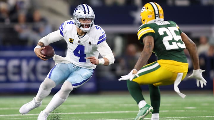 Dallas Cowboys quarterback Dak Prescott rushes the ball against Green Bay Packers cornerback Keisean Nixon. 
