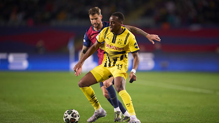 Jamie Gittens (vorne) im Zweikampf mit Barças Martinez