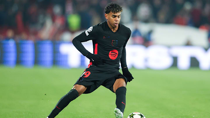 Lamine Yamal se formó en La Masía del FC Barcelona, y debutó con el primer equipo a los 15 años