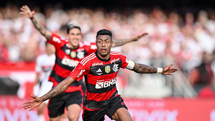 Bruno Henrique ainda não acertou renovação com o Flamengo. 