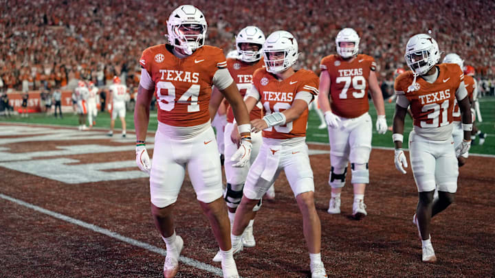 Texas Longhorns tight end Jordan Washington (84) and teammates react after Washington scored a touchdown.