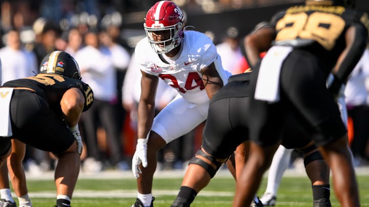 Oct 5, 2024; Nashville, Tennessee, USA; Alabama Crimson Tide linebacker Que Robinson (34) sneaks a peek into the backfield against the Vanderbilt Commodores during the first half at FirstBank Stadium. Mandatory Credit: Steve Roberts-Imagn Images Oct 5, 2024; Nashville, Tennessee, USA; Alabama Crimson Tide linebacker Que Robinson (34) sneaks a peek into the backfield against the Vanderbilt Commodores during the first half at FirstBank Stadium. Mandatory Credit: Steve Roberts-Imagn Images
