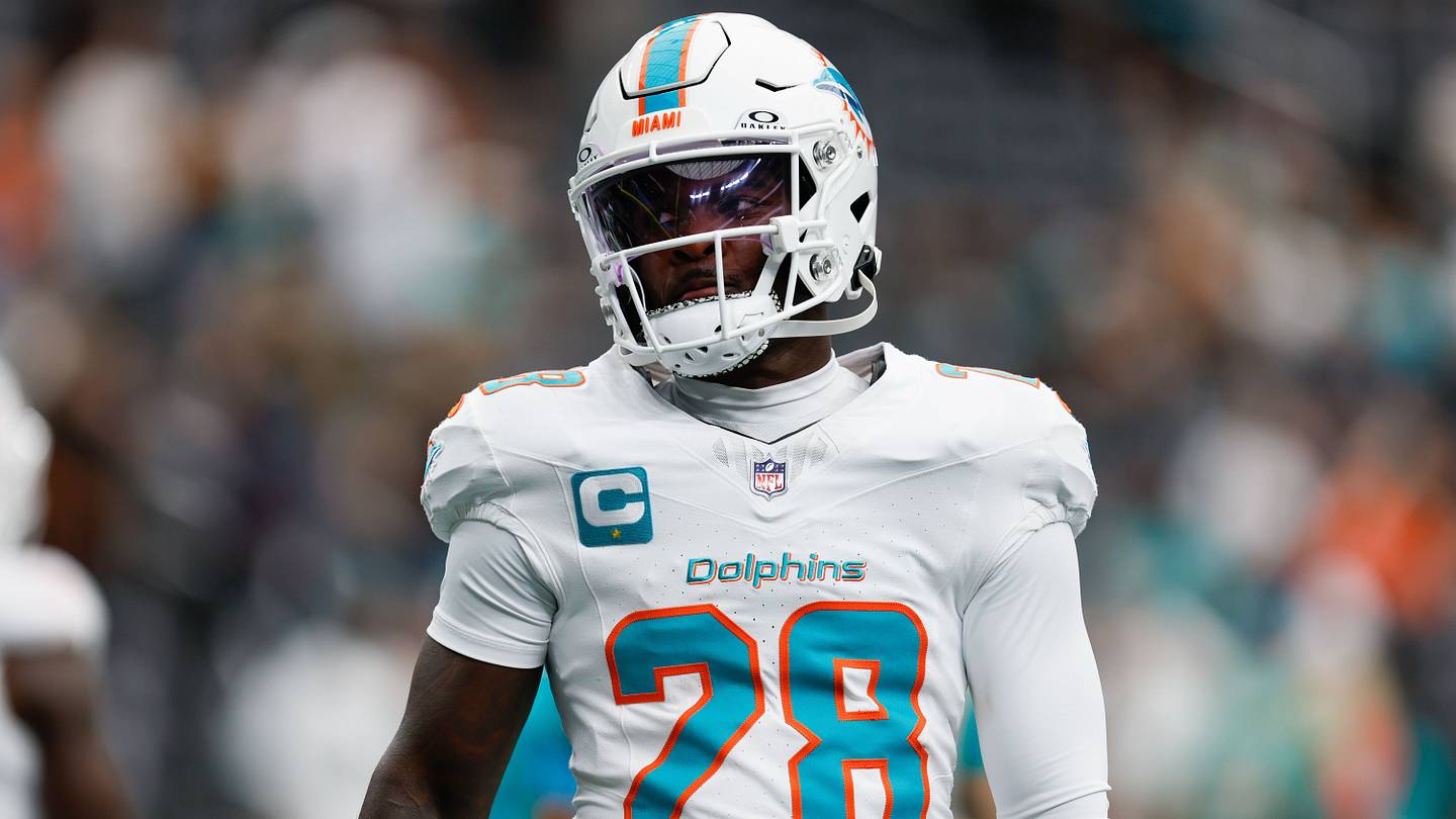 Injury Update: De'Von Achane's Season Ends, Opening The Door For Two Fantasy Football Sleepers