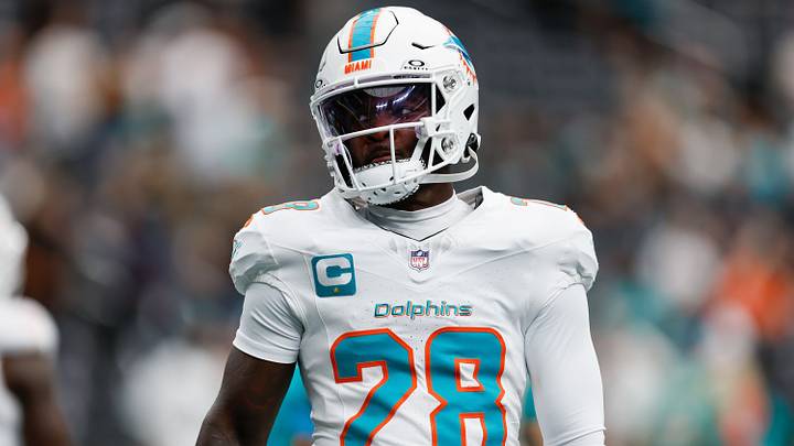 Miami Dolphins running back De’Von Achane (28) warms up before the game against the Las Vegas Raiders at Allegiant Stadium. Mandatory Credit: David Brytus-Imagn Images. Miami Dolphins running back De’Von Achane (28) warms up before the game against the Las Vegas Raiders at Allegiant Stadium. Mandatory Credit: David Brytus-Imagn Images.