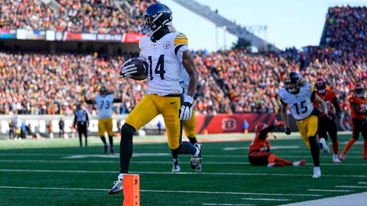 Pittsburgh Steelers wide receiver George Pickens (14) breaks through the defense for a touchdown reception in the first quarter of the NFL Week 13 game between the Cincinnati Bengals and the Pittsburgh Steelers at Paycor Stadium in downtown Cincinnati on Sunday, Dec. 1, 2024.