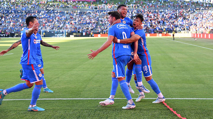 Jugadores de Cruz Azul celebran un gol.