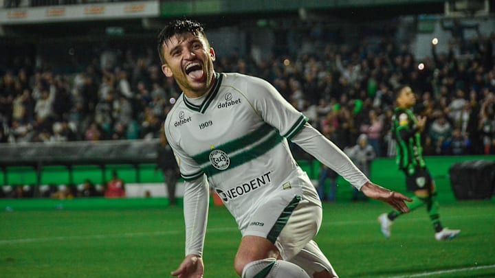 Victor Luís saiu do banco e marcou o primeiro gol dele no Brasileirão