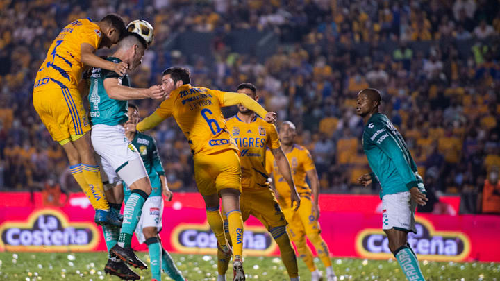 Jugadores de Tigres UANL y de León pelean un balón.