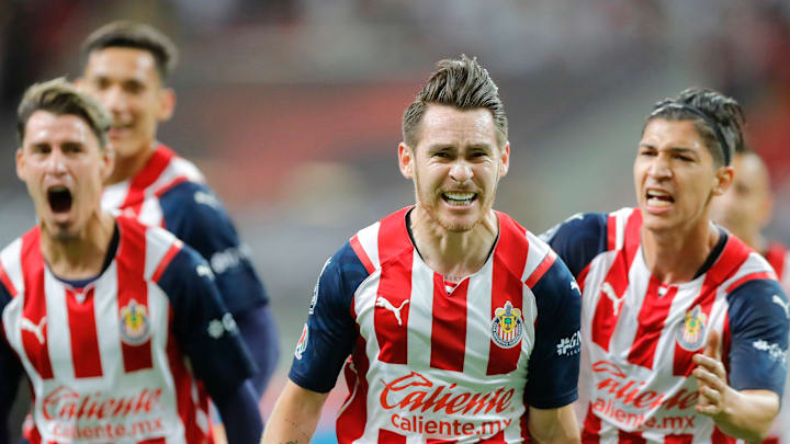 Jugadores de las Chivas del Guadalajara celebran un gol.