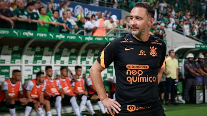 Após novo revés em clássico, Vítor Pereira analisou a diferença de tempo de trabalho dos treinadores envolvidos