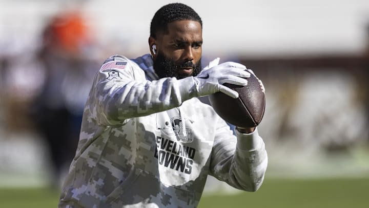Cleveland Browns WR Elijah Moore catches the ball during warm ups before the game against the Los Angeles Chargers.