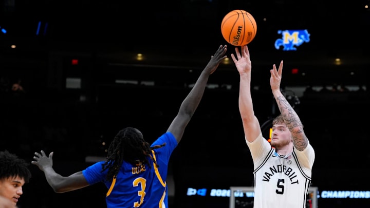 A top college hoops analytics expert says that new Syracuse basketball transfer commit Garwey Dual is a "great pickup." A top college hoops analytics expert says that new Syracuse basketball transfer commit Garwey Dual is a "great pickup."