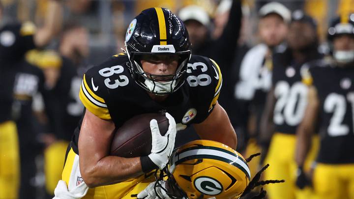 Aug 13, 2026; Pittsburgh, Pennsylvania, USA;  Pittsburgh Steelers tight end Robert Tonyan (83) runs after a catch against Green Bay Packers linebacker Ty'ron Hopper (59) during the second quarter at Acrisure Stadium. Mandatory Credit: Charles LeClaire-Imagn Images