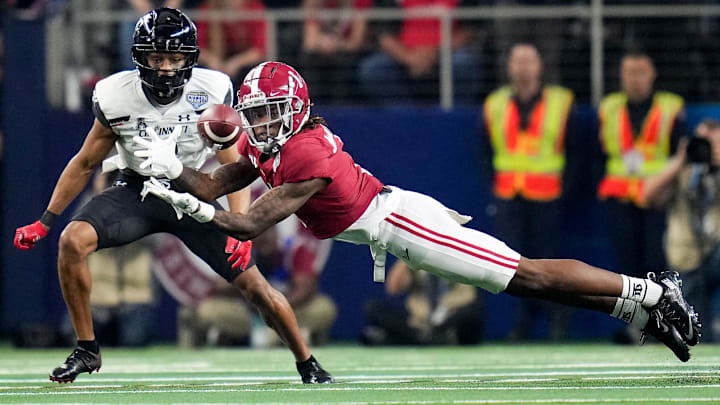 Alabama Crimson Tide wide receiver Jameson Williams (1) catches a pass as Cincinnati Bearcats cornerback Coby Bryant (8)