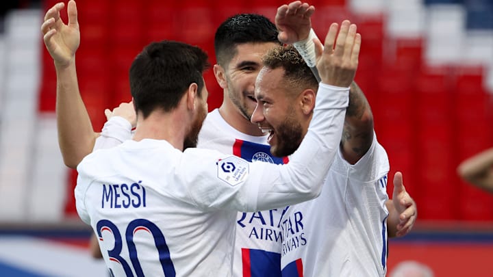 Estrelas do time parisiense estarão em campo neste domingo