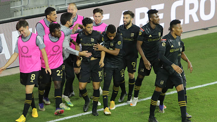 Jugadores del LAFC celebran un gol.