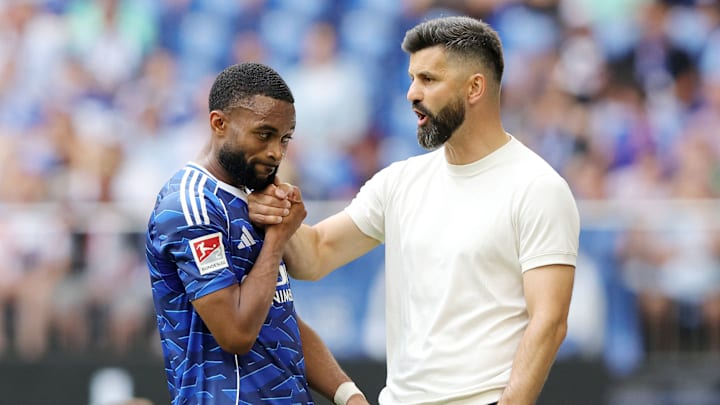 Moussa Sylla wird von Trainer Miron Muslic unterstützt Moussa Sylla wird von Trainer Miron Muslic unterstützt