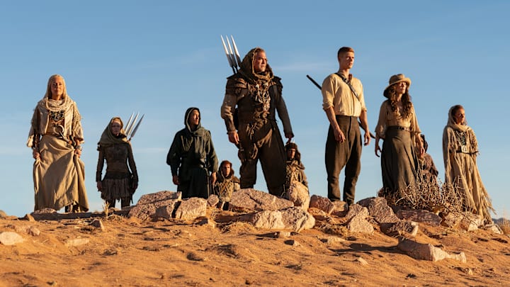 A group of Aiel with Rand (Josha Stradowski), Moiraine (Rosamund Pike) and Lan (Daniel Henney), which includes Bair (Nukâka Coster-Waldau) and Rhuarc (Björn Landberg). Image: Prime Video.