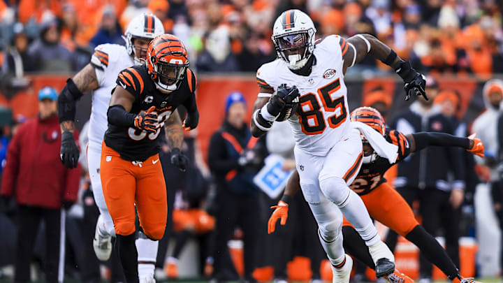 Dec 22, 2024; Cincinnati, Ohio, USA; Cleveland Browns tight end David Njoku (85) runs with the ball against the Cincinnati Bengals in the second half at Paycor Stadium. Mandatory Credit: Katie Stratman-Imagn Images