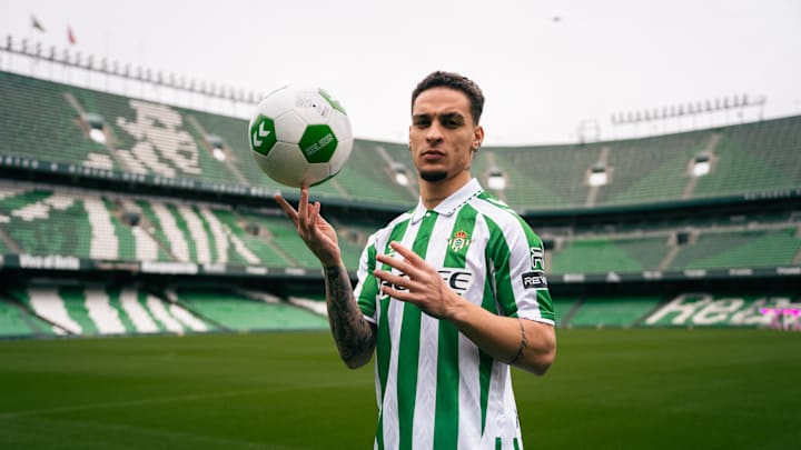 Antony vai usar a camisa 17 no Betis