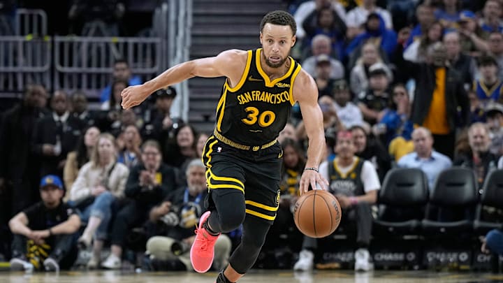 Stephen Curry tiene una lesión en la rodilla derecha 