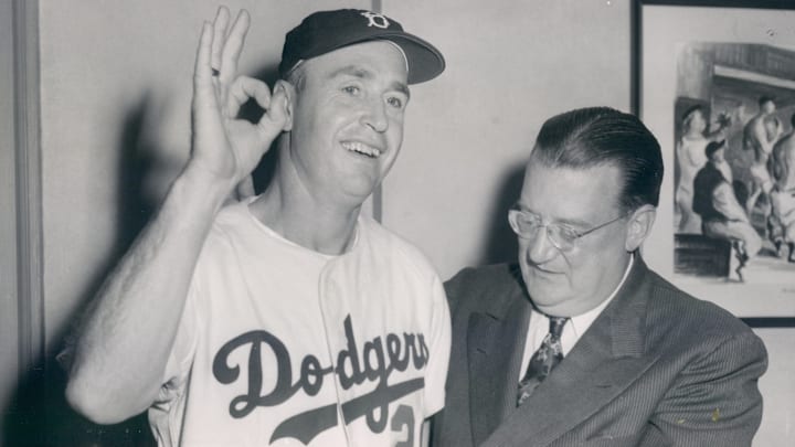 Walter O'Malley, a la derecha, fue presidente de los Dodgers de Los Angeles, y el responsable de que el equipo abandonara Brooklyn