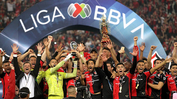 Jugadores del Atlas celebran un título.