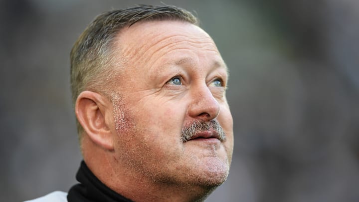 Roland Virkus wird mit Fragen bezüglich Europa belagert Roland Virkus wird mit Fragen bezüglich Europa belagert