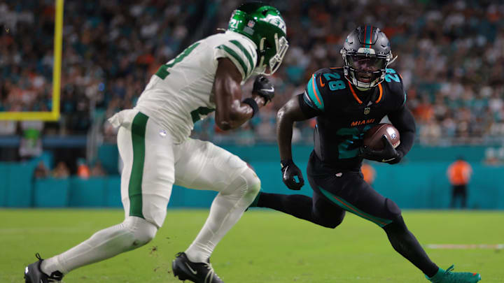 Miami Dolphins running back De'von Achane (28) rushes the ball against New York Jets cornerback Brandon Stephens (21) during the first half at Hard Rock Stadium. Miami Dolphins running back De'von Achane (28) rushes the ball against New York Jets cornerback Brandon Stephens (21) during the first half at Hard Rock Stadium.