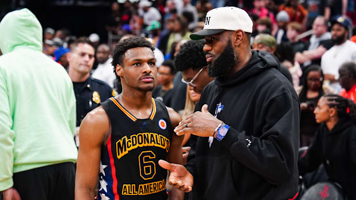 LeBron jugaría con su hijo mayor Bronny