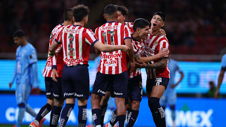 Los futbolistas de Chivas festejan uno de los goles vs Pachuca