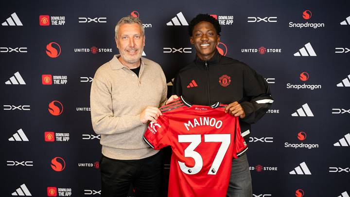 Kobbie Mainoo a prolongé ce jeudi à Manchester United